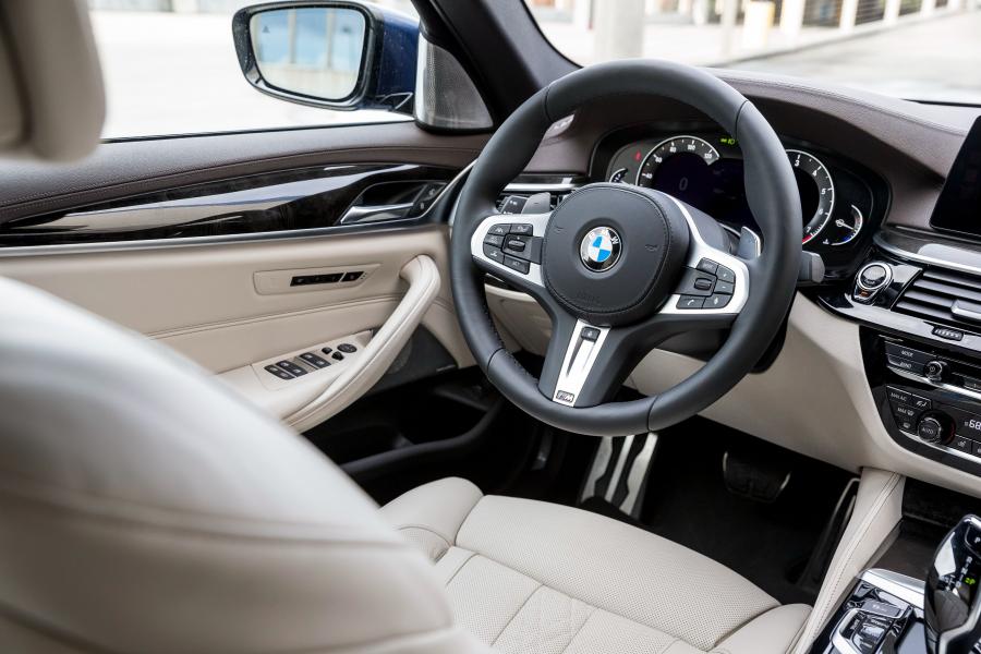 Интерьер BMW 540i Sedan M Sport 2017 года  (NA) (фото 4 из 23)